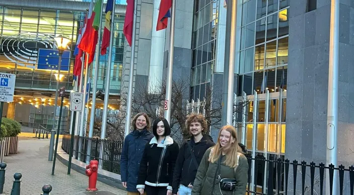Studenten MIWB presenteren munitieonderzoek in Brussel 